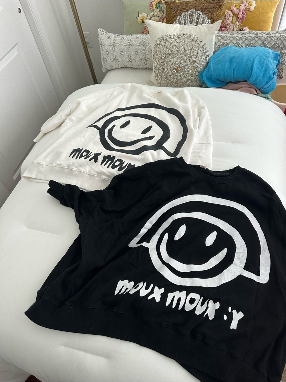 Smiley Graphic Crewneck Sweater - Black or White